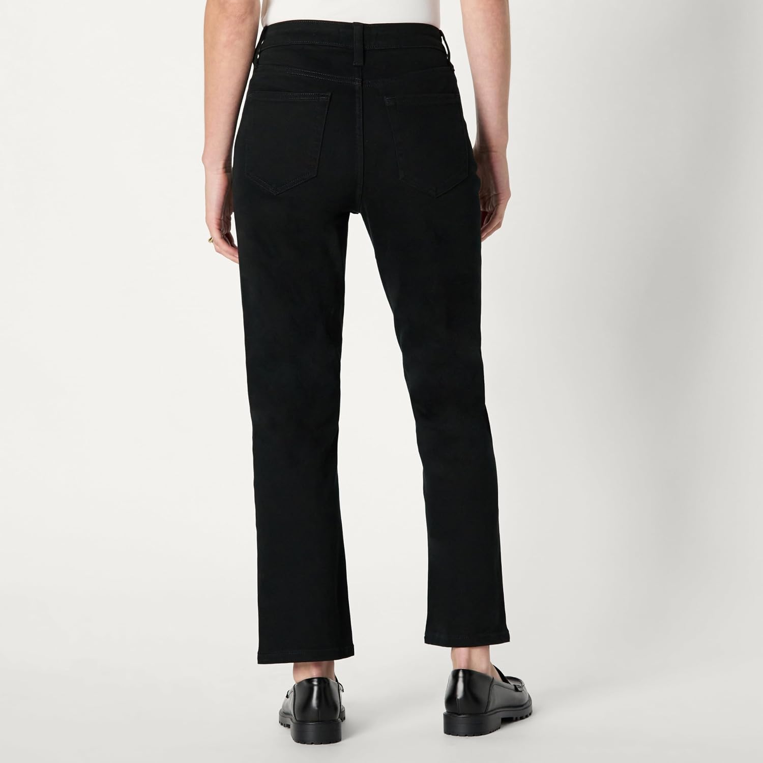 Detalle 2 de Amazon Essentials Jeans a Vita Alta a Gamba Dritta Donna, Nero, Corto 42-44