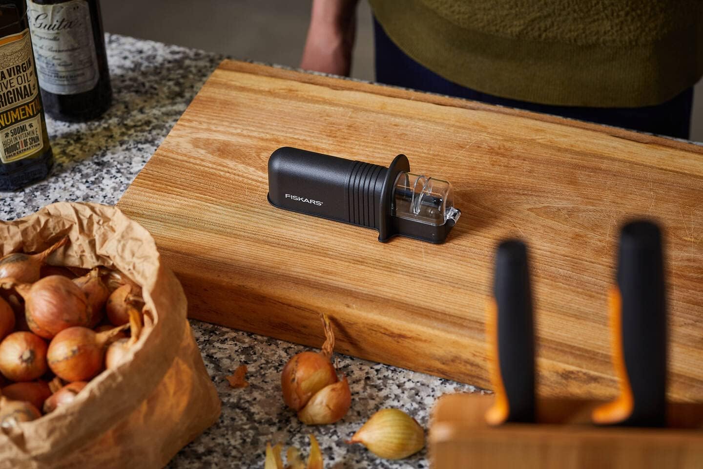 Detalle de Fiskars Roll-Sharp 1065598 knivslip med keramisk slipsten, Essential, svart