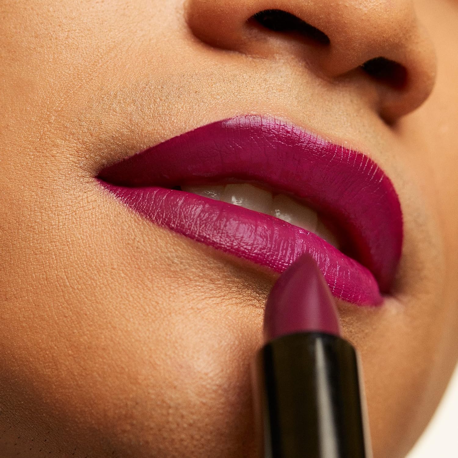 Detalle 2 de 3INA MAKEUP The Lipstick 390 – Prugna scura: rossetto semi-mate vegano, cremoso e con profumo di vaniglia