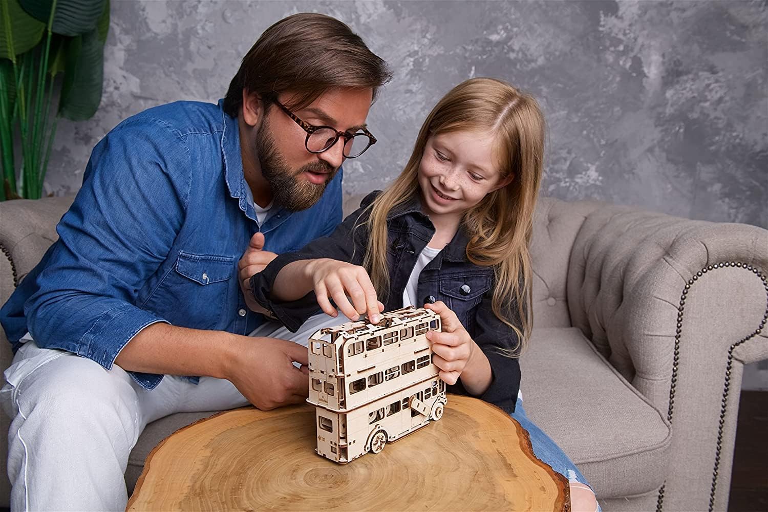 Detalle de UGEARS Harry Potter Knight Bus – Maquette mécanique en bois à assembler
