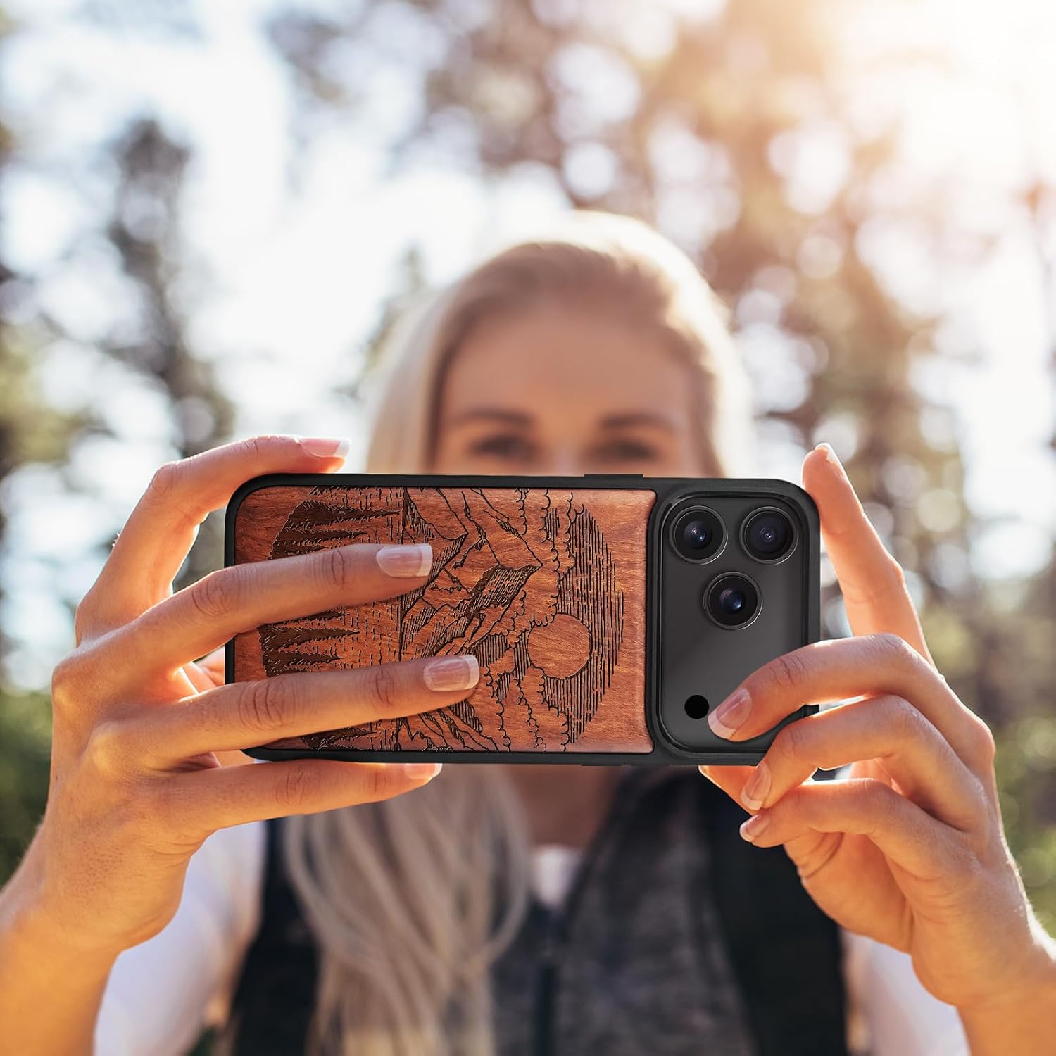 Detalle de Carveit Wood Case for iPhone 17 Pro Max, Alpine Lakes Engraved Design