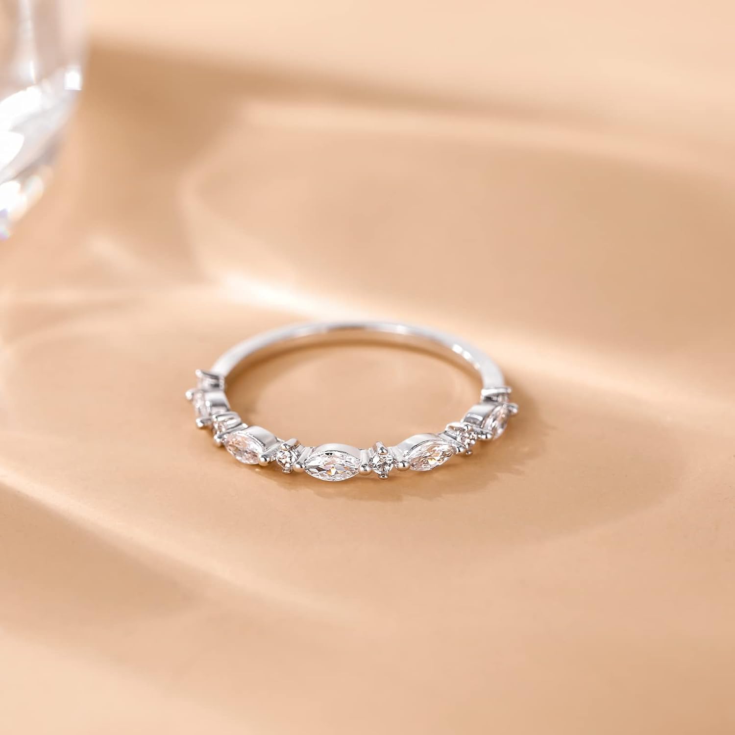 Thumbnail 1 de Titaniumcentral Damen Vorsteckring, schmal, 36K vergoldet, Eternity Zirkonia – minimalistischer Verlobungs- und Ehering