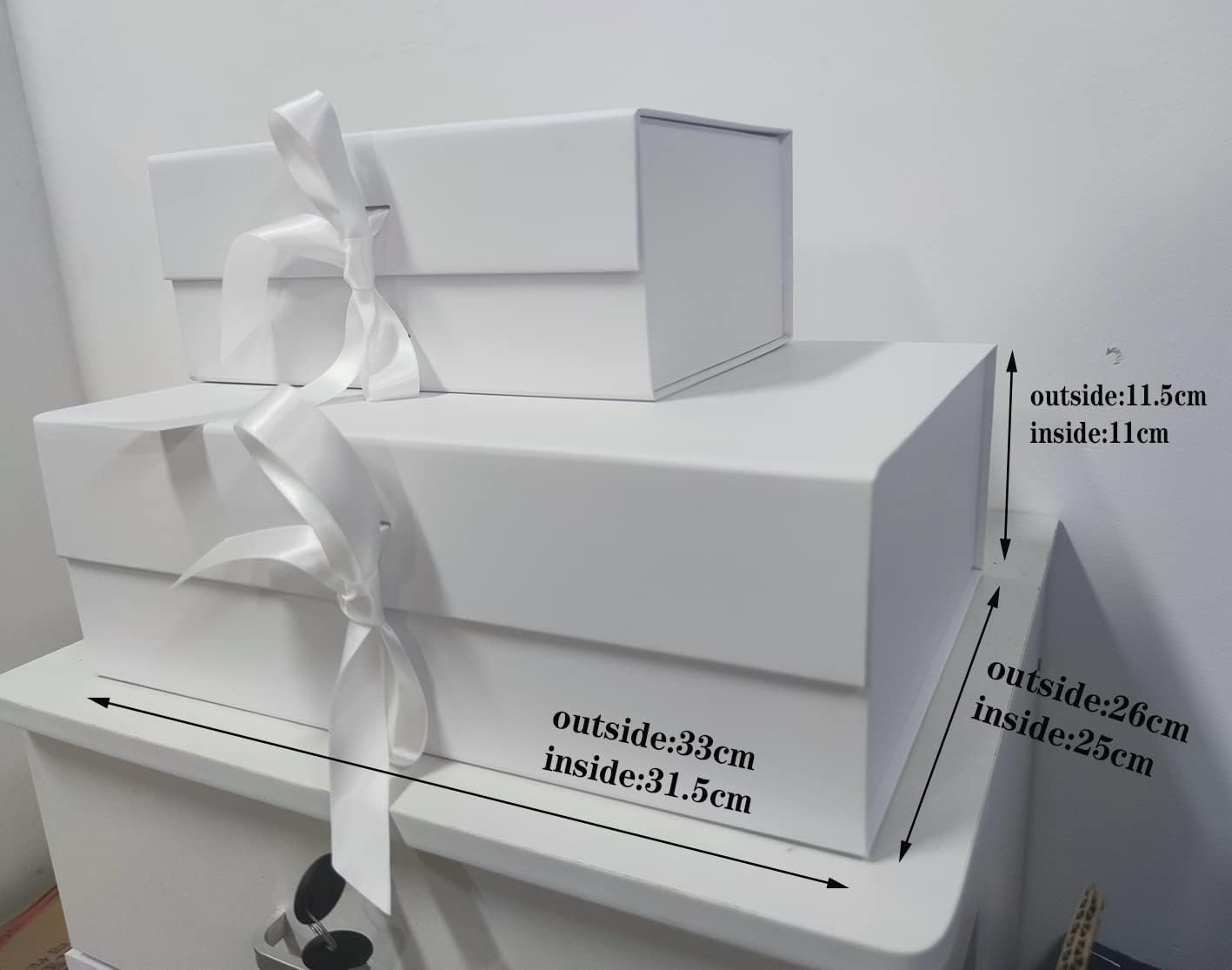 Detalle de Weiß Geschenkbox 33x26x11,5 cm – stabile Kartonverpackung mit Magnetdeckel und Schleife