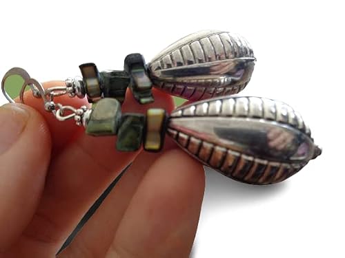 Detalle 2 de Orecchini a goccia in madreperla verde muschio – set di tre pezzi, stile boho