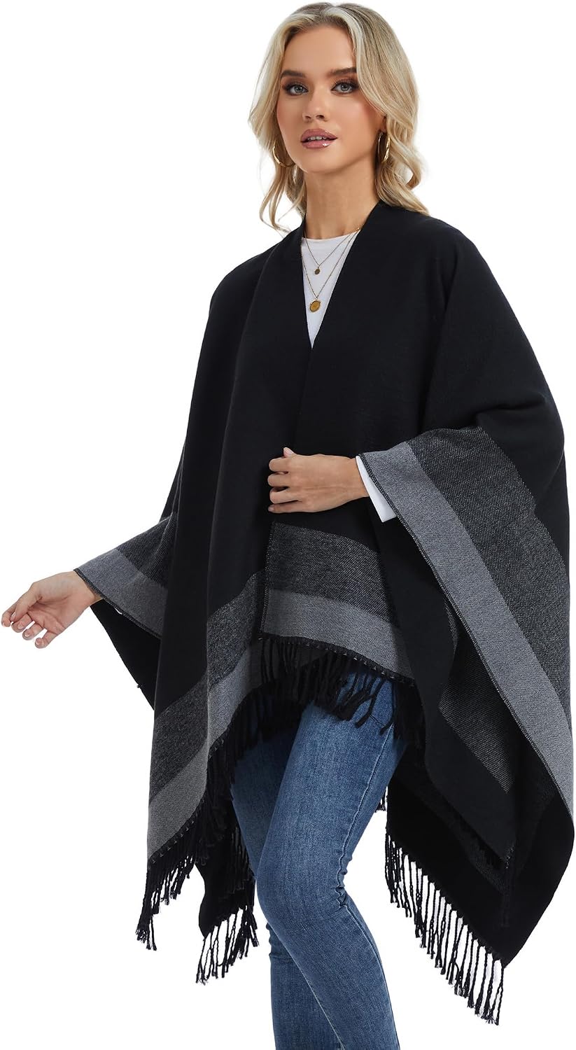 Detalle de coonis oversized damesponcho en stola, zacht en open model