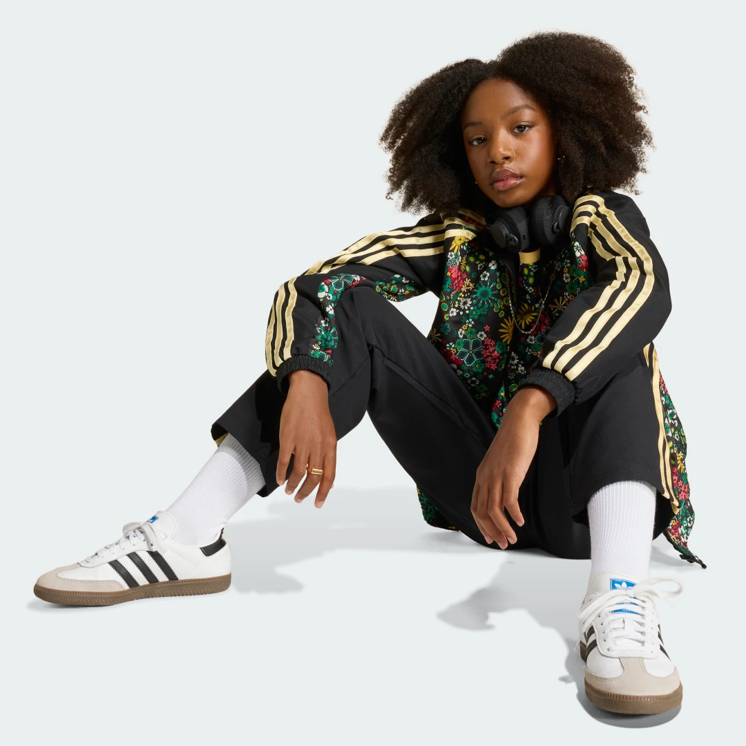 Detalle de CHAQUETA DEPORTIVA Adidas Originals x Liberty London – negro, edición exclusiva
