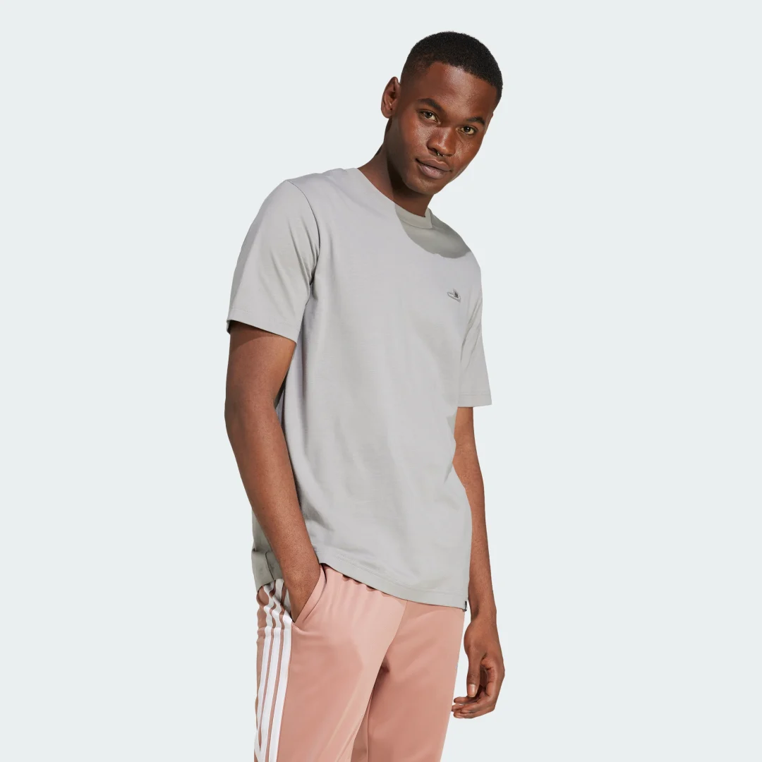 Detalle de Adidas Camiseta Lounge Slide Graphic – Gris