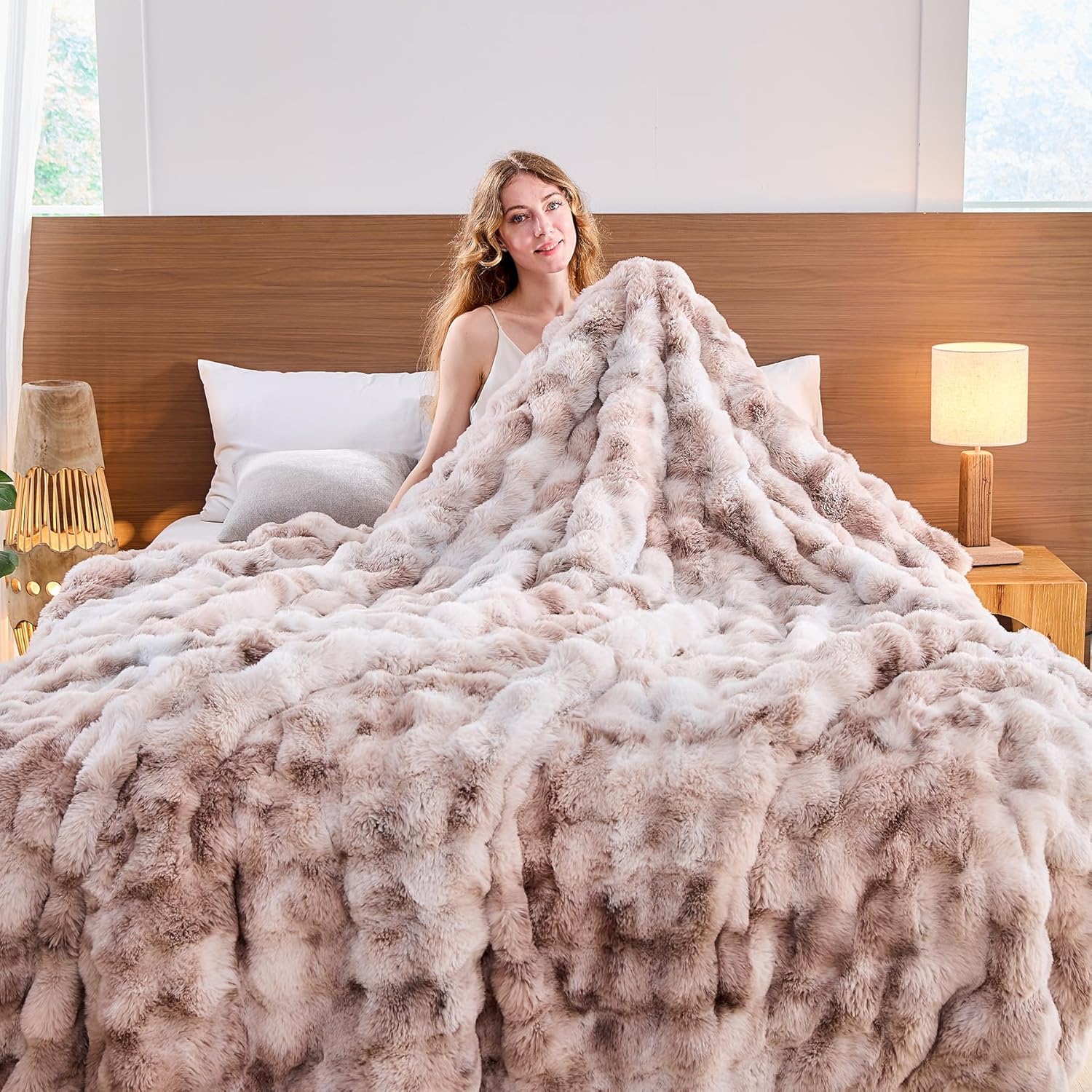 Detalle 2 de Lotus Karen Faux Fur Throw Blanket, Tie-Dye Beige, 90 x 90 Inches