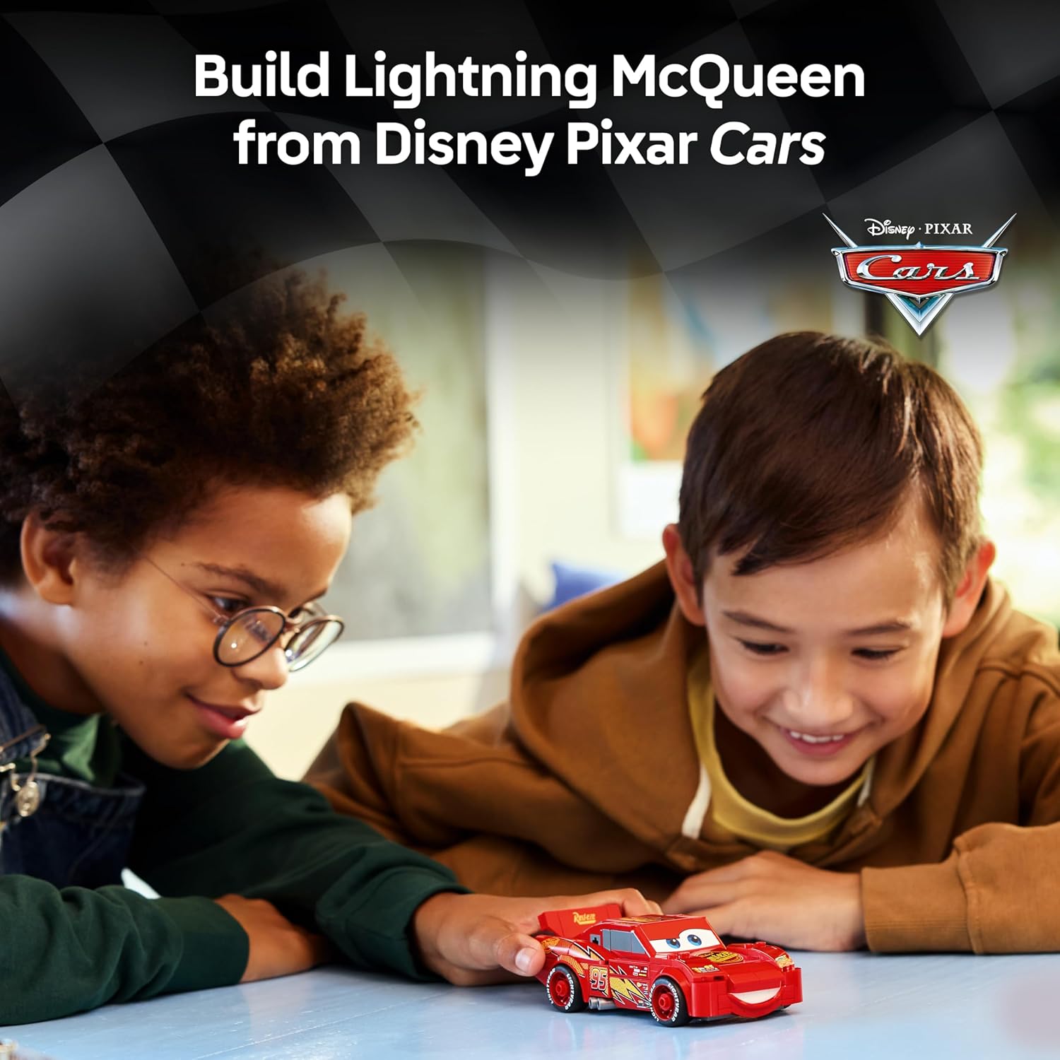 Detalle de LEGO Lightning McQueen 77255 race car kit