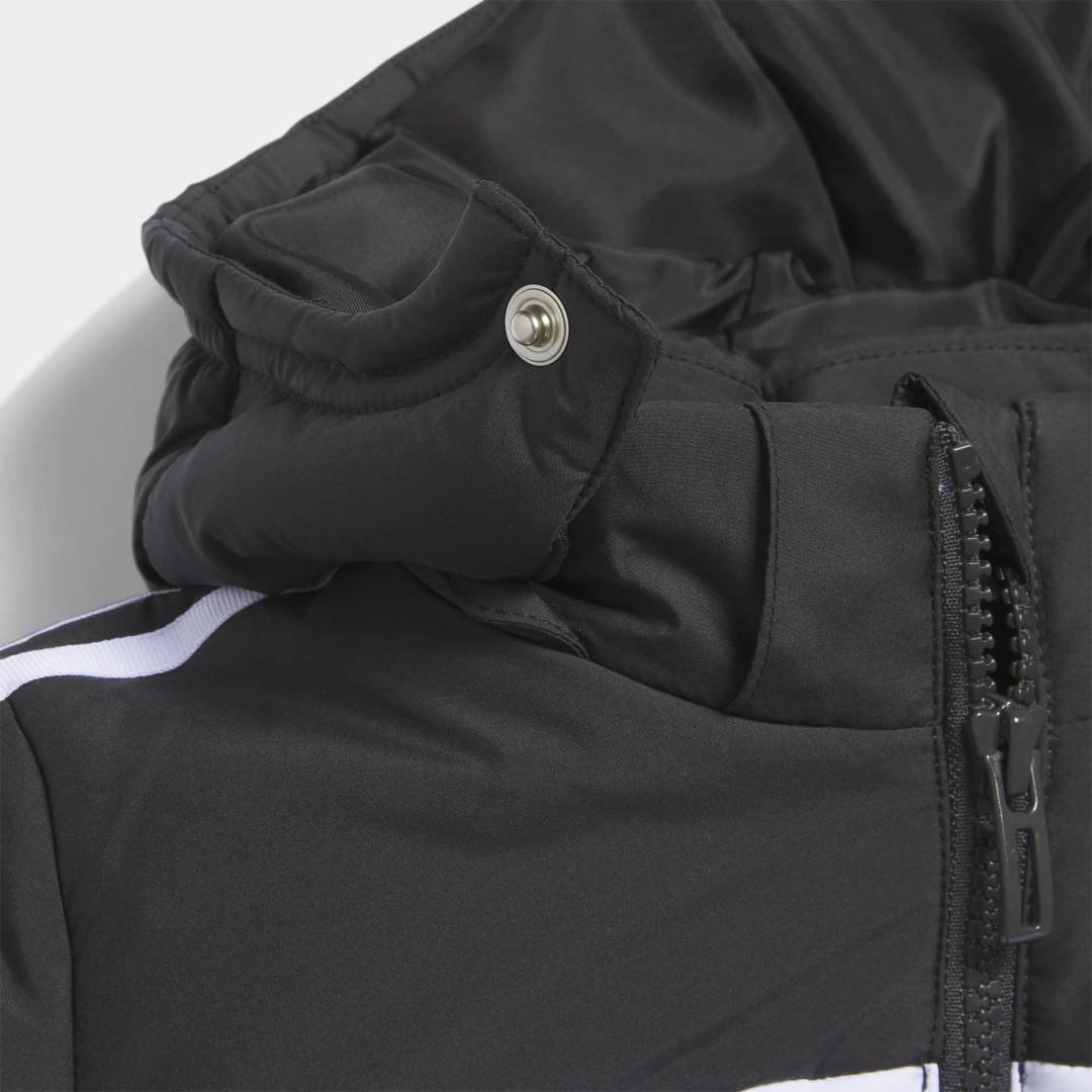 Detalle de Chaqueta acolchada Kids de Adidas: comodidad en negro para los peques