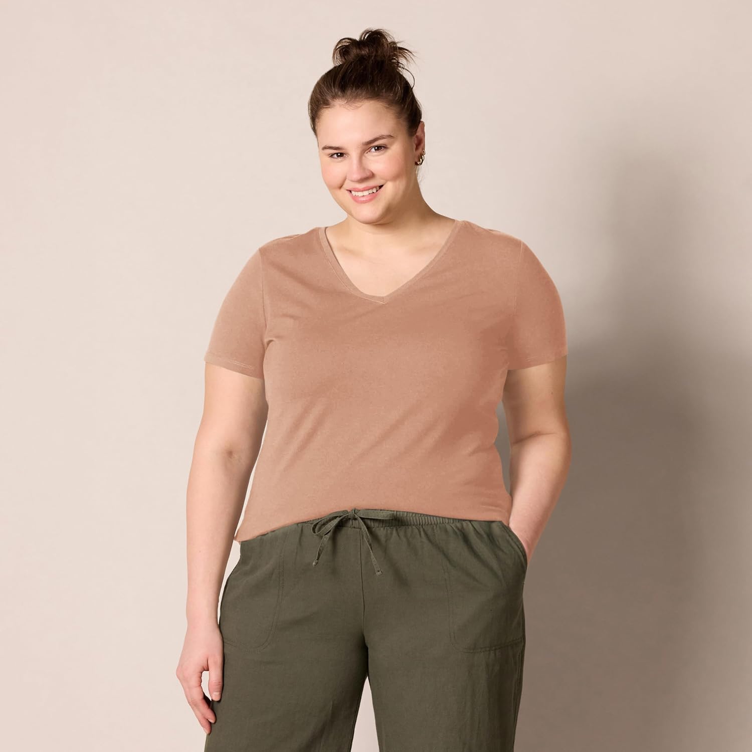 Thumbnail 5 de Amazon Essentials T-Shirt à Manches Courtes pour Femme – Coupe Standard, Col en V, Packs Multiples