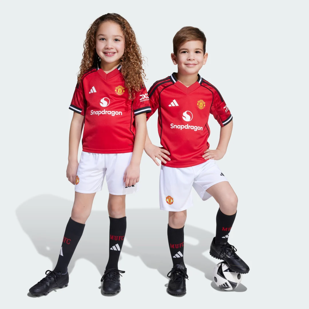 Detalle de Adidas Manchester United 25/26, miniconjunto de primera equipación rojo