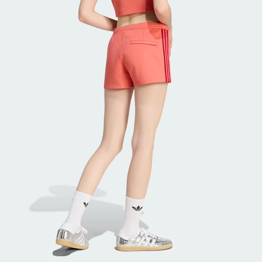 Detalle de Pantalón corto clásico Adidas en rojo – ficha de compra