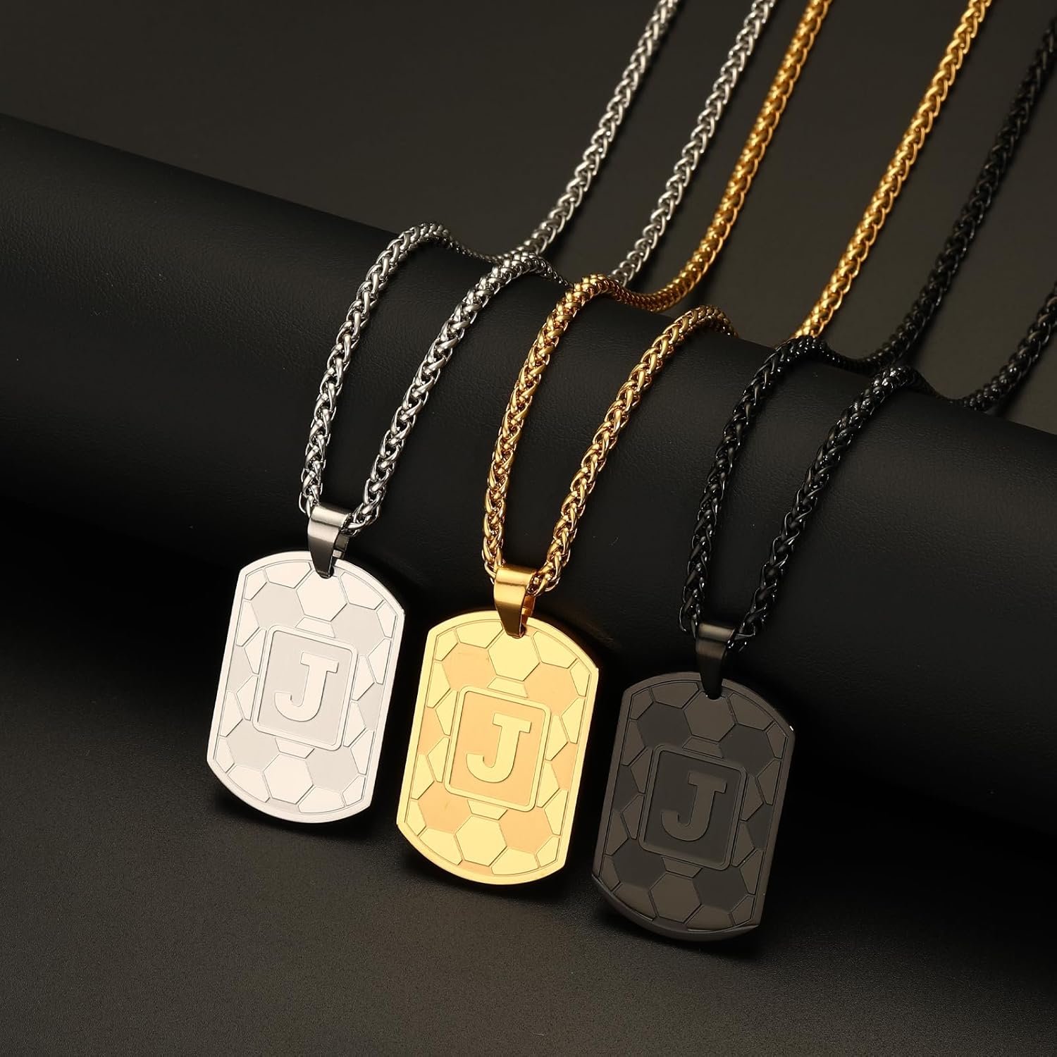 Detalle 2 de Miss Chipmunk Fußball Buchstaben Halskette A–Z aus Edelstahl – personalisierbares Dog Tag Schmuckstück für Herren