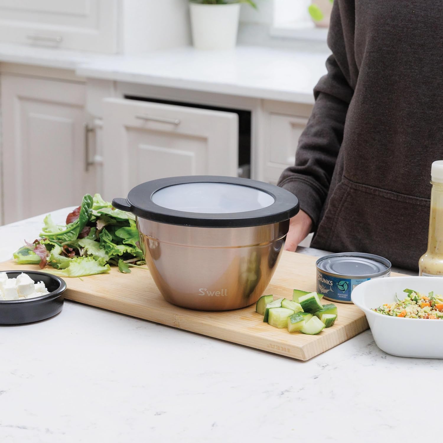 Detalle 2 de S'well Pyrite Salad Bowl Kit, 1.9L Stainless Steel with Removable Tray