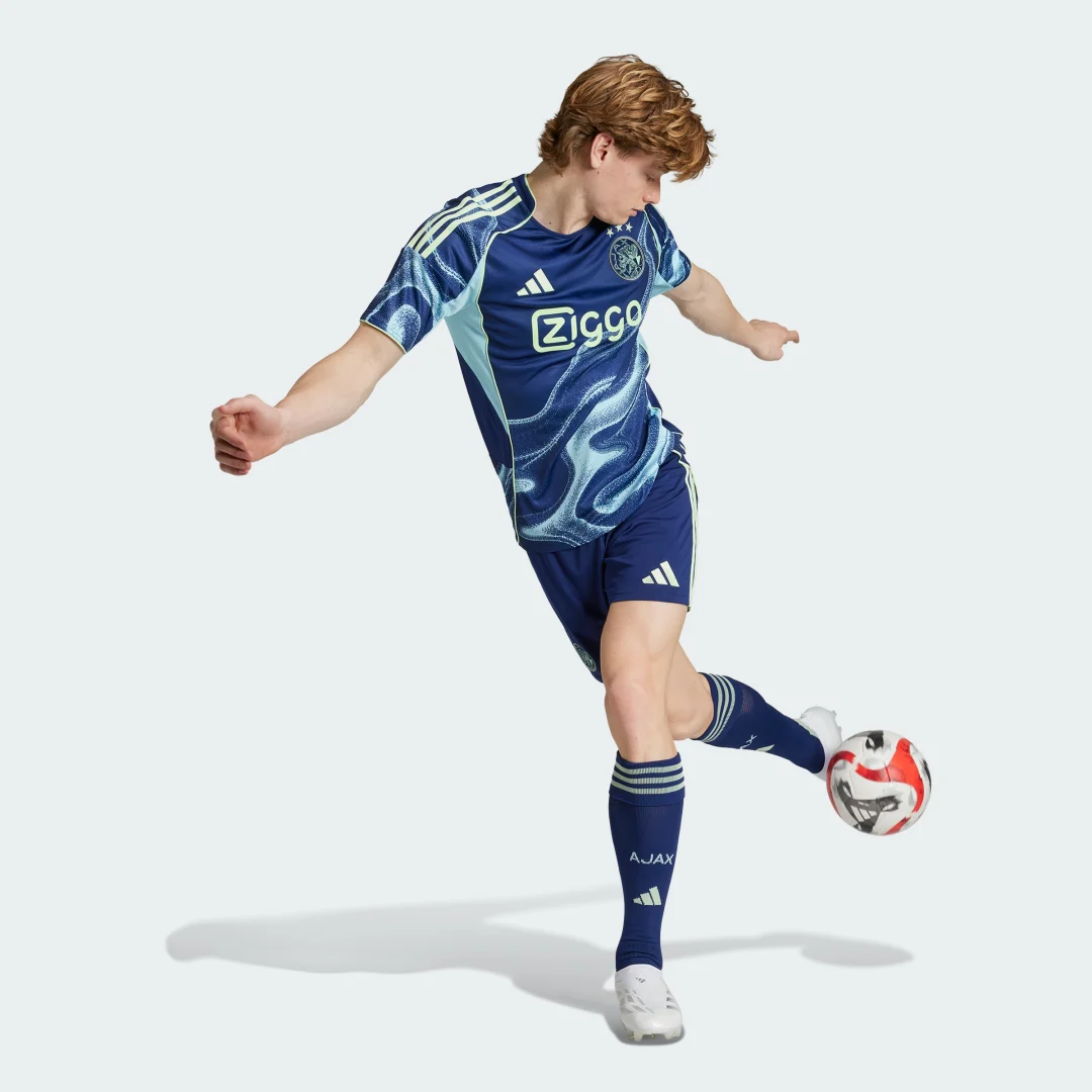 Detalle de Camiseta segunda equipación Ajax 25/26 – Adidas