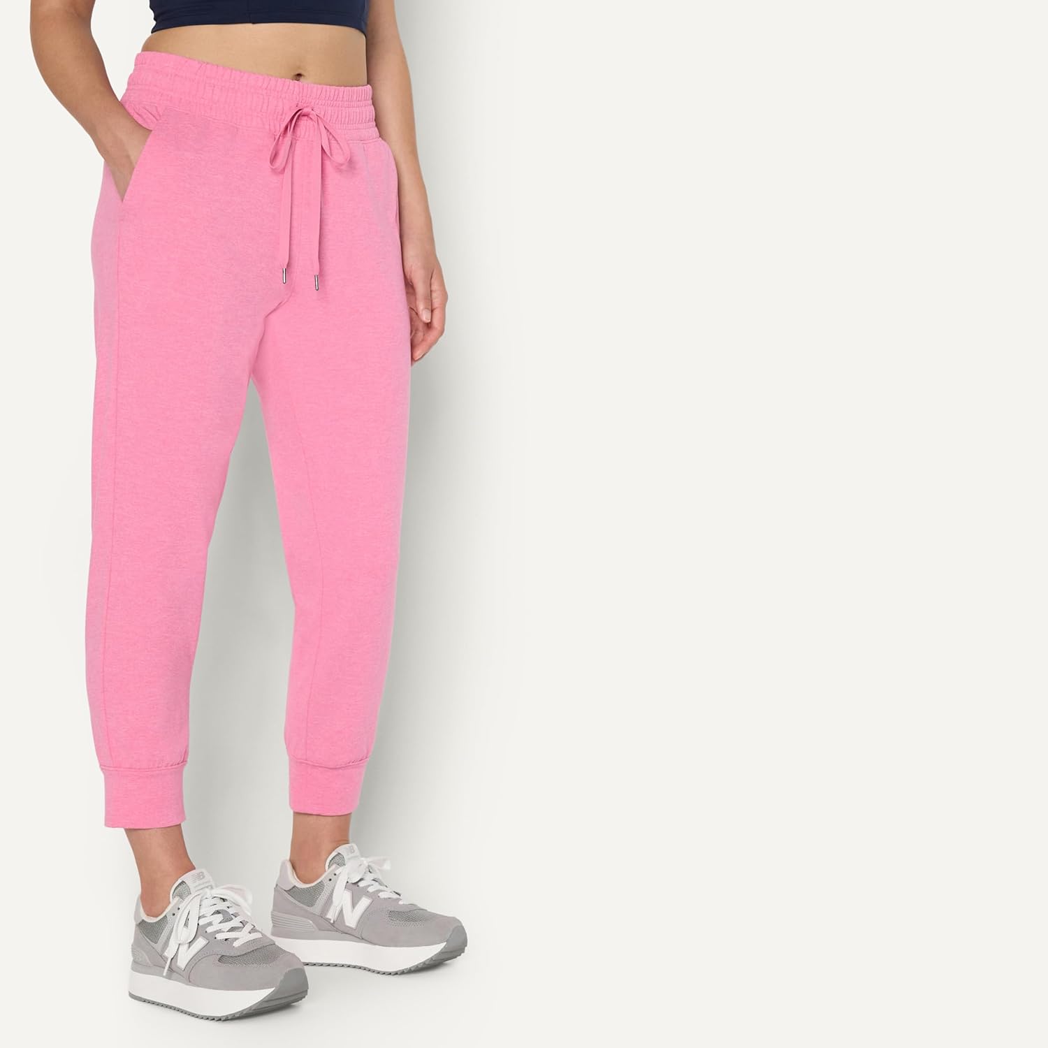 Thumbnail 1 de Amazon Essentials Damen Athletic Soft Performance Lightweight Cropped Capri Jogger Sweatpants – leichtes, vielseitiges Trainingstalent