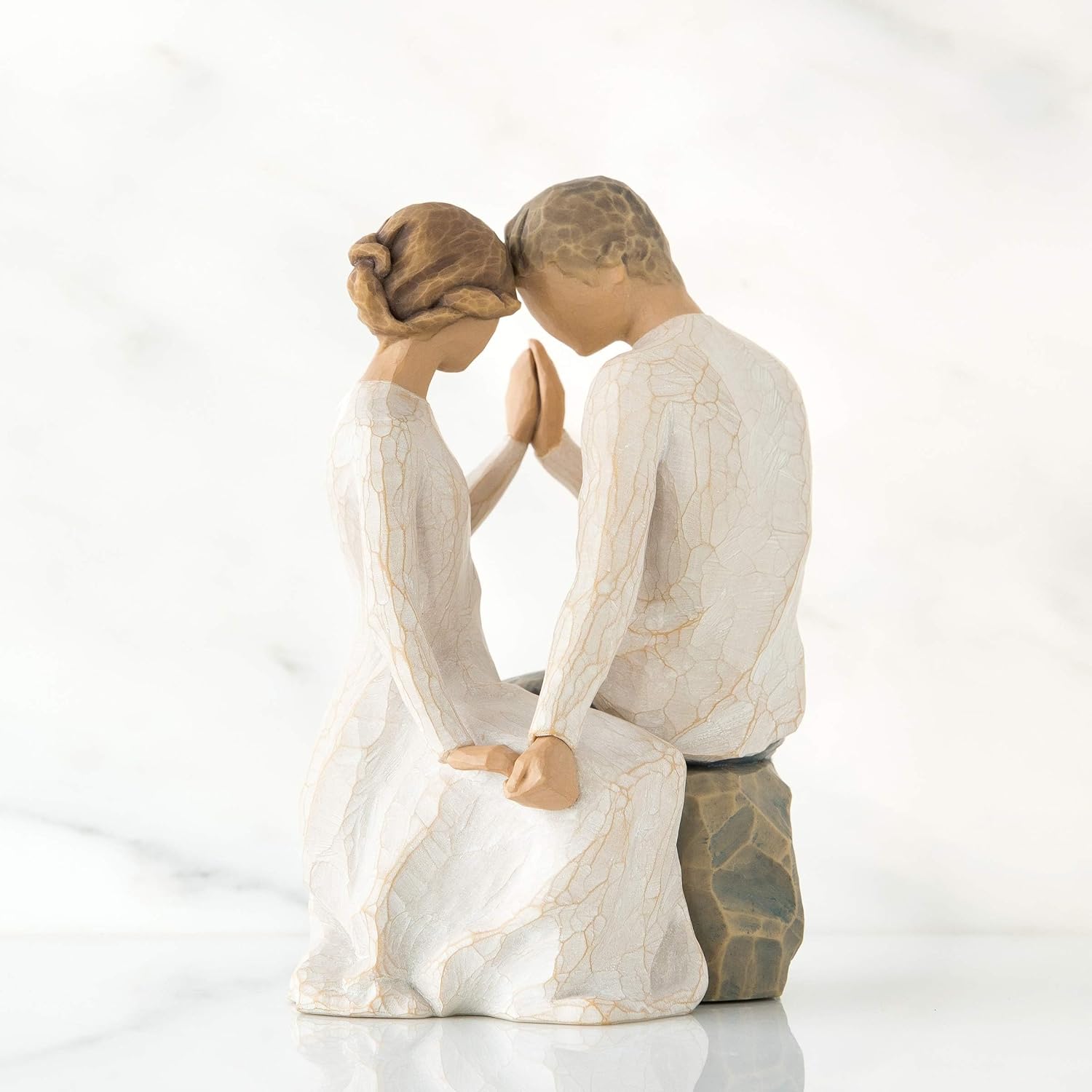 Detalle 2 de Enesco Willow Tree Around You Figurine – Handbemalte Harzskulptur, 16 cm